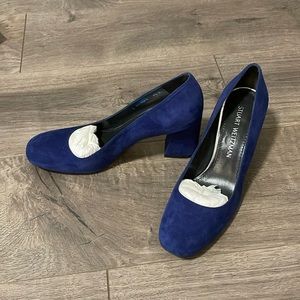 Juicy blue suede pump.